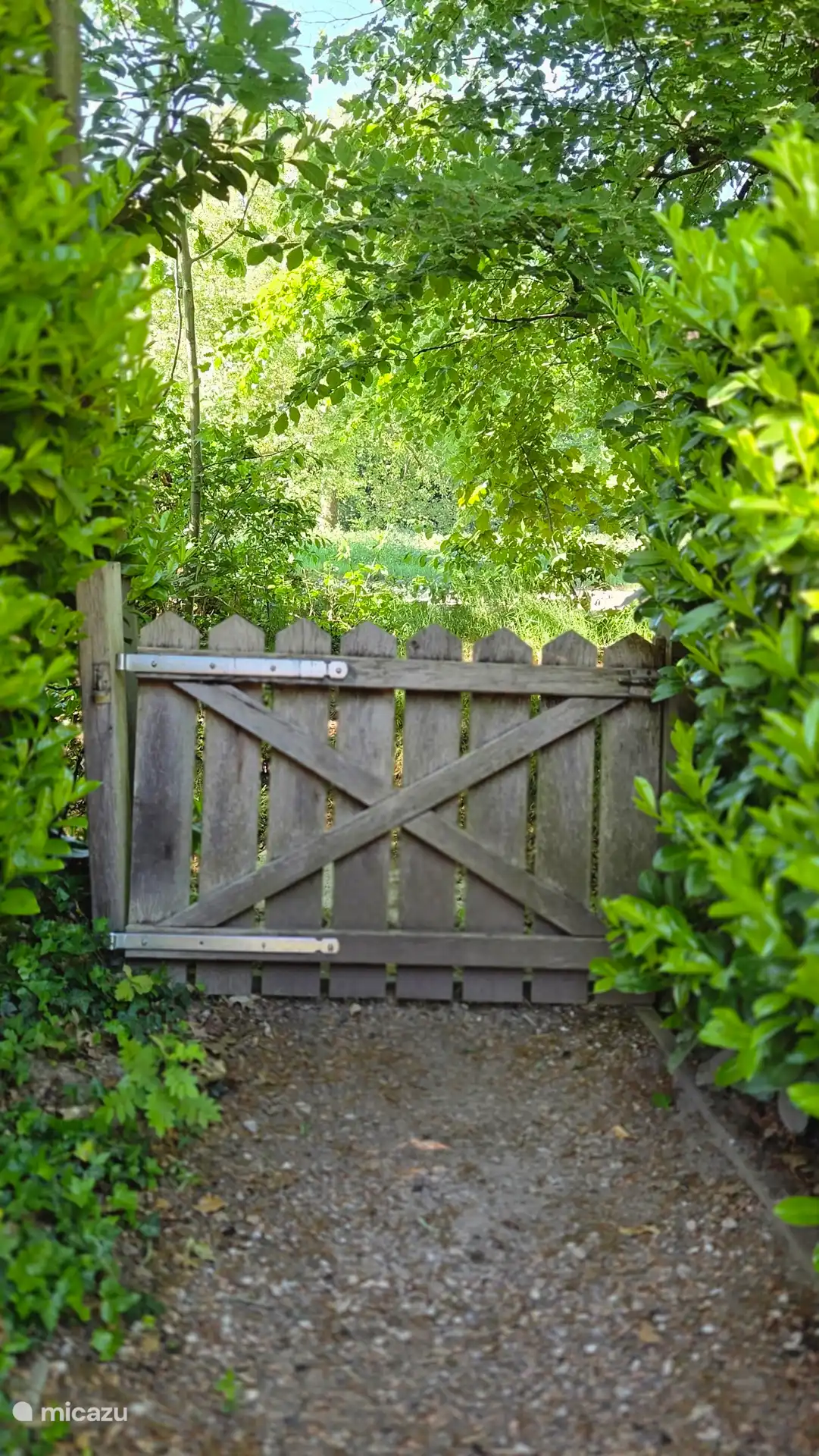 Durch dieses Tor können Sie direkt auf den Feldweg gehen und Sie werden durch den Wald, über Brücken und Bäche gehen. Schön zum Wandern zu jeder Jahreszeit.