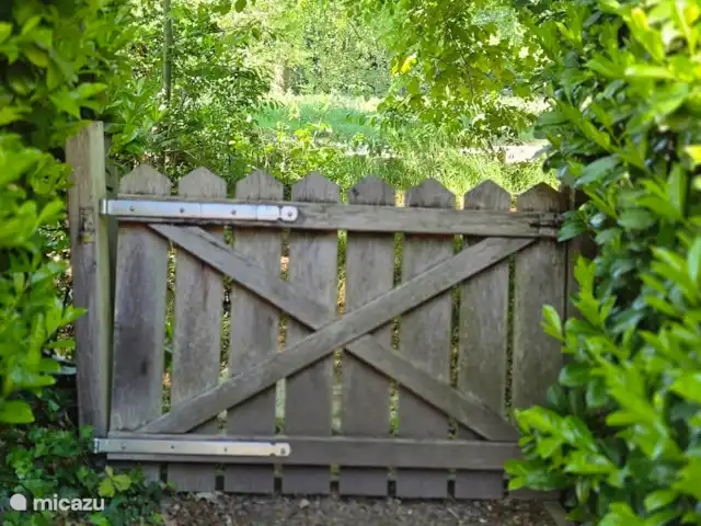 Chalet Oslo huren in Nederland, Gelderland, Winterswijk - vakantiehuis Via dit poortje loop je zo de zandweg in en kom je door het bos, over bruggetjes en beekjes. Prachtig om te wandelen in alle jaargetijden.