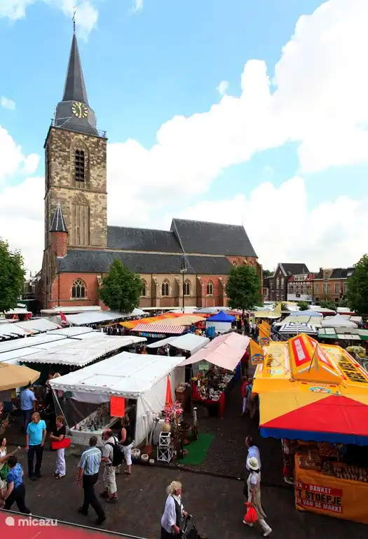 Winterswijk hat einen sehr angenehmen Markt. Es gibt von allem genug zu kaufen. Möchten Sie etwas Fisch essen oder ein köstliches türkisches Baguette mit verschiedenen Tappenaden und Oliven genießen, zum Beispiel auf der Terrasse des Chalets? Rund um den Markt gibt es viele Restaurants und gemütliche Terrassen. Bei Talamini können Sie leckeres Eis essen!