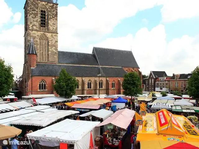 Chalet Oslo huren in Nederland, Gelderland, Winterswijk - vakantiehuis Winterswijk heeft een hele gezellige Markt. Er is van alles.te koop.Even een visje eten of lekker Turks stokbrood met diverse tappenade's en olijven voor bijvoorbeeld op het terras bij de Chalet? Rondom de markt zijn veel restaurants en gezellige terrasjes. Bij Talamini kun je en heerlijke ijs eten!