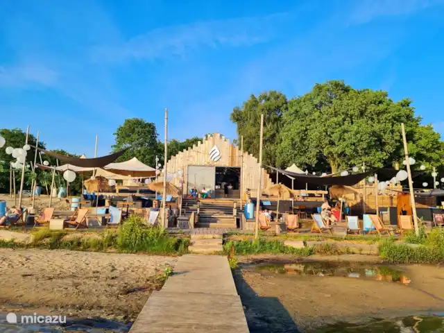 Chalet Oslo huren in Nederland, Gelderland, Winterswijk - vakantiehuis Dit is het Beachmeer aan het Hilgelomeer. 
Hier kunt u heerlijk genieten van een hapje en drankje en genieten van het prachtige uitzicht over het meer.
