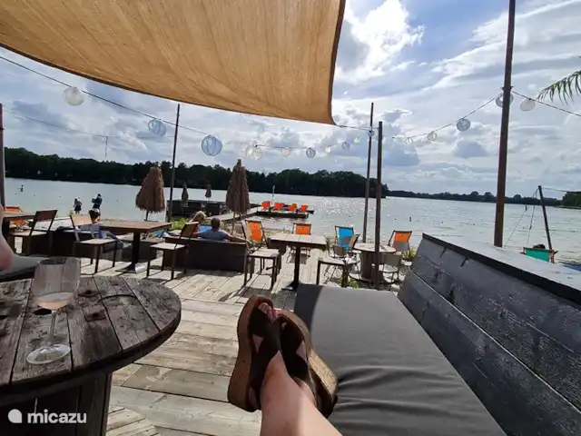 Chalet Oslo huren in Nederland, Gelderland, Winterswijk - vakantiehuis Aan de steiger liggen 2 vlotten. Erg leuk om er 1 te huren om zo het prachtige Hilgelomeer op te varen. Het is ook mogelijk om een BBQ te huren en drankjes mee te nemen op het vlot...