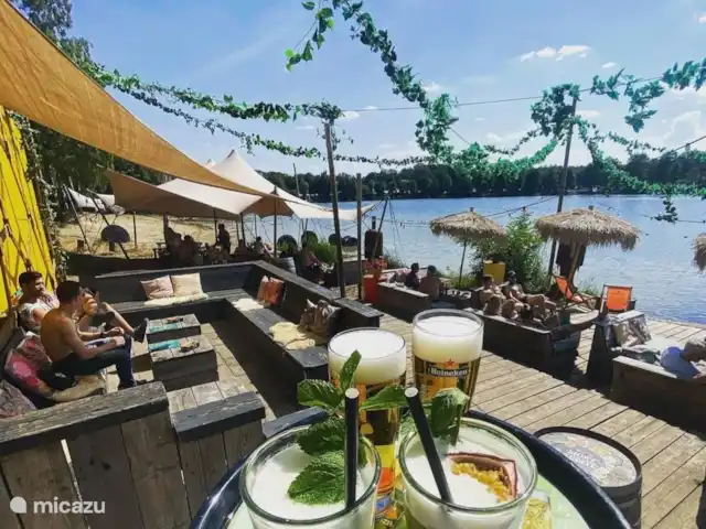 Chalet Oslo huren in Nederland, Gelderland, Winterswijk - vakantiehuis Het is heerlijk vertoeven  aan het water met een hapje en een drankje. Prachtig uitzicht op het mooie Hilgelomeer! Echt vakantiegevoel!