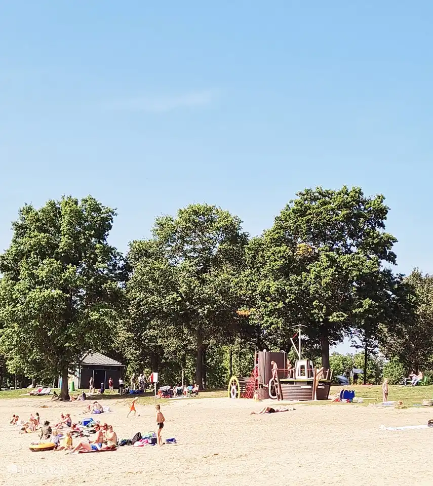 Schönes Schiff am Strand zum Spielen für die Kinder