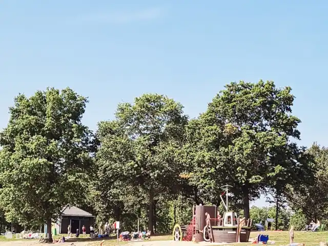 Chalet Oslo huren in Nederland, Gelderland, Winterswijk - vakantiehuis Leuk schip op het strand om in te spelen voor de kids