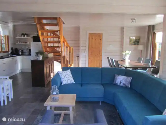 Chalet Oslo huren in Nederland, Gelderland, Winterswijk - vakantiehuis De kamer heeft een gezellige zithoek.Er staat een t.v , dvd-speler, stereo en diverse cd's en dvd's. In de kast liggen spelletjes en speelgoed voor de kleine kinderen. Aan de grote stamtafel kunt u heerlijk zitten om te eten, borrelen, of bijvoorbeeld gezellig een spelletje doen samen.