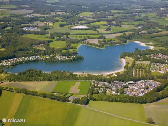 Chalet Oslo huren in Nederland, Gelderland, Winterswijk - vakantiehuis Dit is het prachtige  Hilgelomeer van bovenaf. Als je via de zandweg achter de chalet naar links loopt en dan over de brug, dan na 150 meter naar links dan zie je het Hilgelo al. Je kunt er helemaal omheen fietsen of wandelen. Dat is 5,5 km.( Als ik hardloop geniet ik elke keer weer van de natuur...