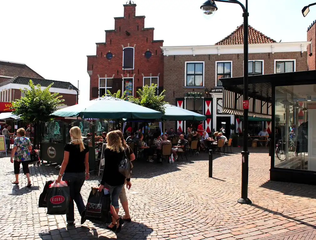 Das hier ist der Nachtwache. Dies ist auch einer der schönsten Terrassen an der Einkaufsmeile. Winterswijk hat viel zu bieten in den Läden. Es gibt auch viele bekannte Ketten, sondern auch viele schöne Kleider, wie Dove und Schuhgeschäft Oxener. In Meddosestraat sind auch schöne  laden...