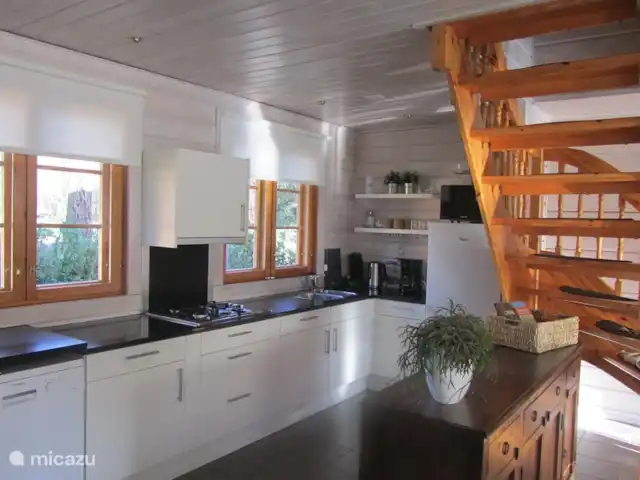 Chalet Oslo huren in Nederland, Gelderland, Winterswijk - vakantiehuis De keuken is van alle gemakken voorzien. Koel/vriescombinatie, Senseo, koffiezetapparaat, waterkoker en een combimagnetron. Het uitzicht vanuit de keuken is prachtig...