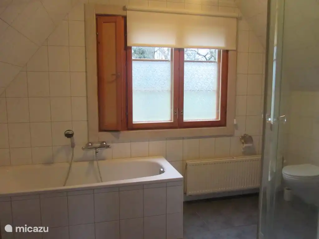 An der Tür hängt ein Spiegel. Auf diesem Foto ist es nicht zu sehen.