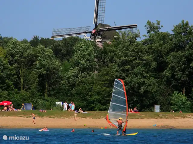 Chalet Oslo huren in Nederland, Gelderland, Winterswijk - vakantiehuis Dit is het Hilgelomeer waar je heerlijk kunt zonnen, zwemmen of suppen Waterfietsen en kano's,supboards kunt u huren. Daar bij die molen kunt o.a heerlijke pannenkoeken  eten!  Er is ook een strandhuisje bij het hilgelo waar u koffie, ijsjes, friet en dergelijke kunt kopen. Heerlijke plek!