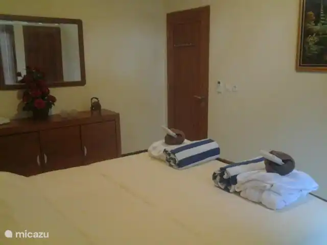 villa huren in Indonesië, Java, Yogyakarta – Villa Rosseno mooi, ruime, schone slaapkamer met badjas, strandlakens en voldoende handdoeken