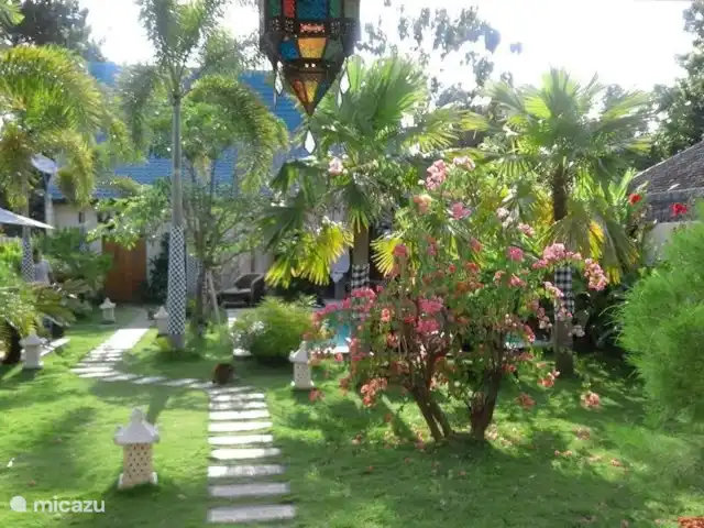 villa huren in Indonesië, Java, Yogyakarta – Villa Rosseno mooie groene tuin