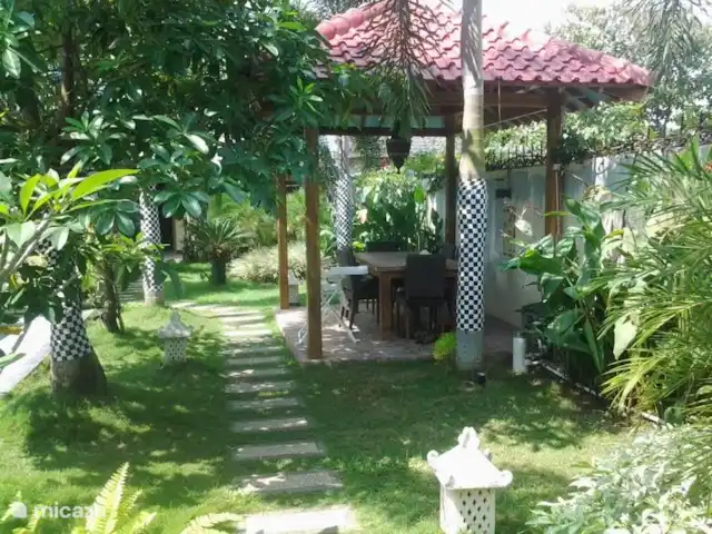 villa huren in Indonesië, Java, Yogyakarta – Villa Rosseno lekker bakkie koffie in de tuin