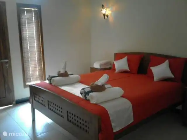 villa huren in Indonesië, Java, Yogyakarta – Villa Rosseno slaapkamer met aangrenzend een terras, 2 persoonsbed