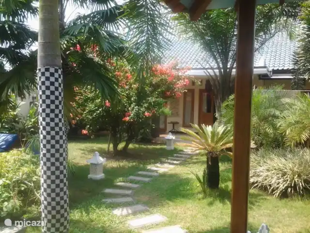 villa huren in Indonesië, Java, Yogyakarta – Villa Rosseno garden