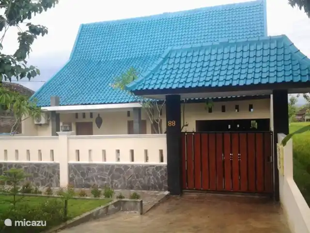 villa huren in Indonesië, Java, Yogyakarta – Villa Rosseno entree midden in de rijstvelden