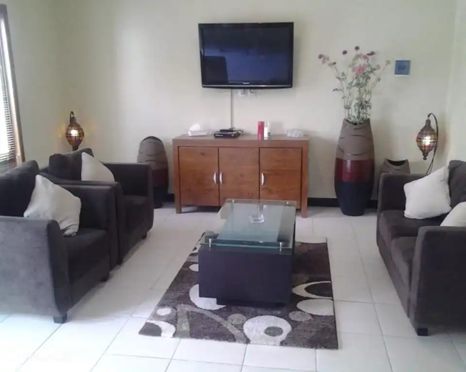 alle Anwesenden in der großzügigen gemütlichen Wohnzimmer