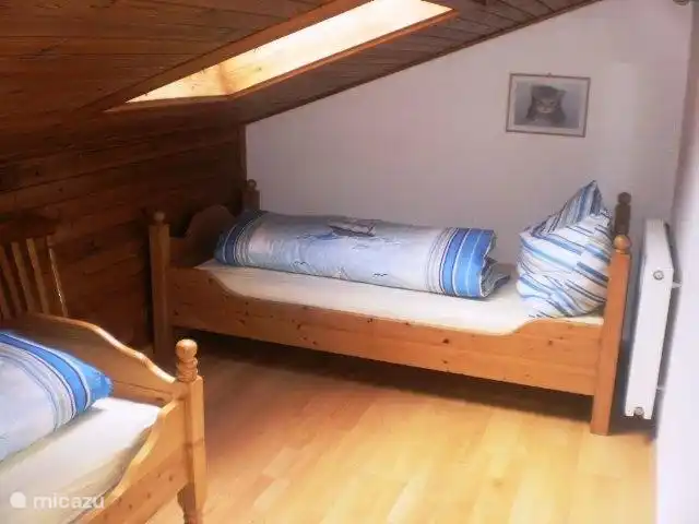 2. Schlafzimmer mit zwei Einzelbetten