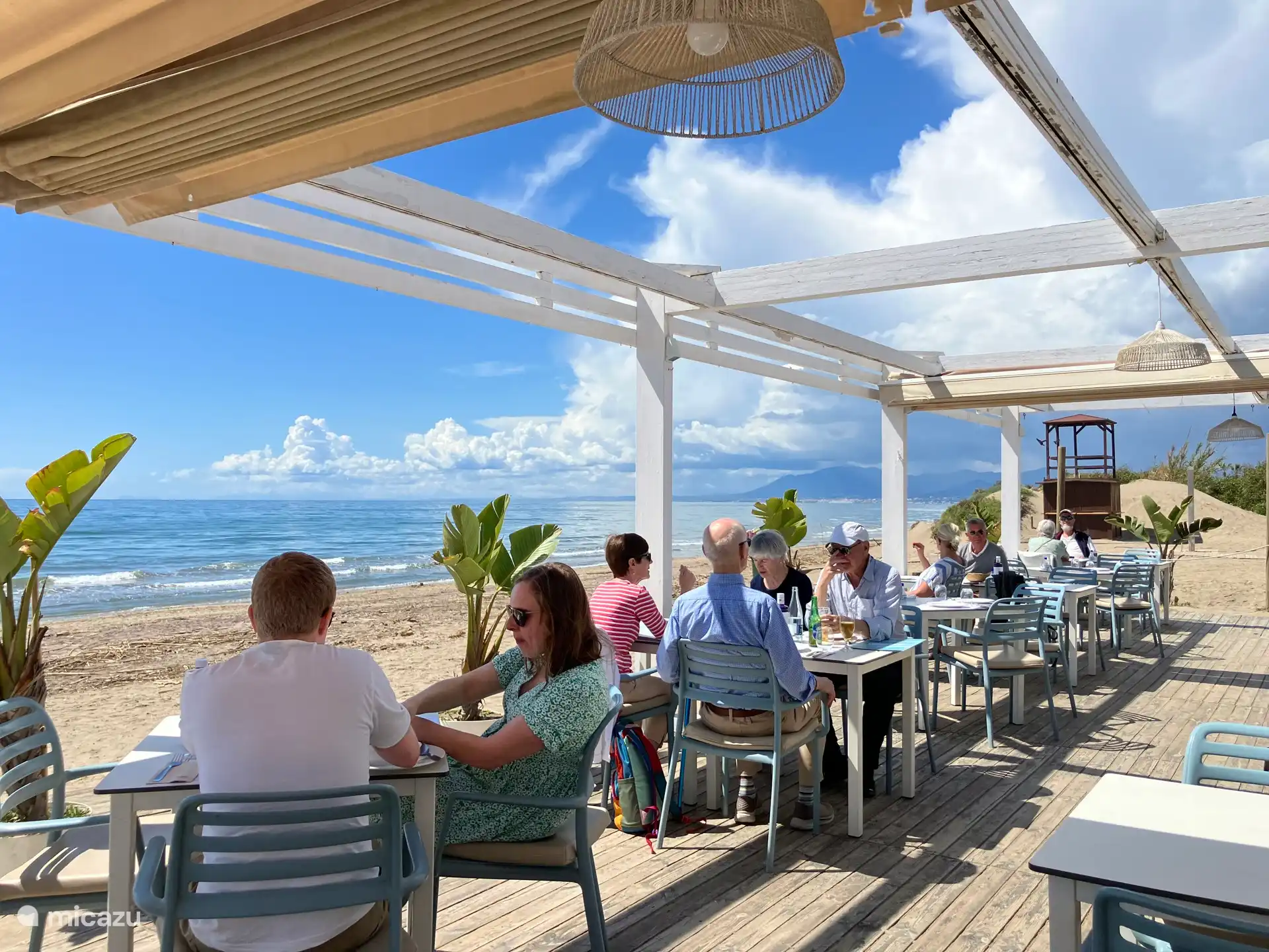 L’un des restaurants de la plage d’Elviria. 