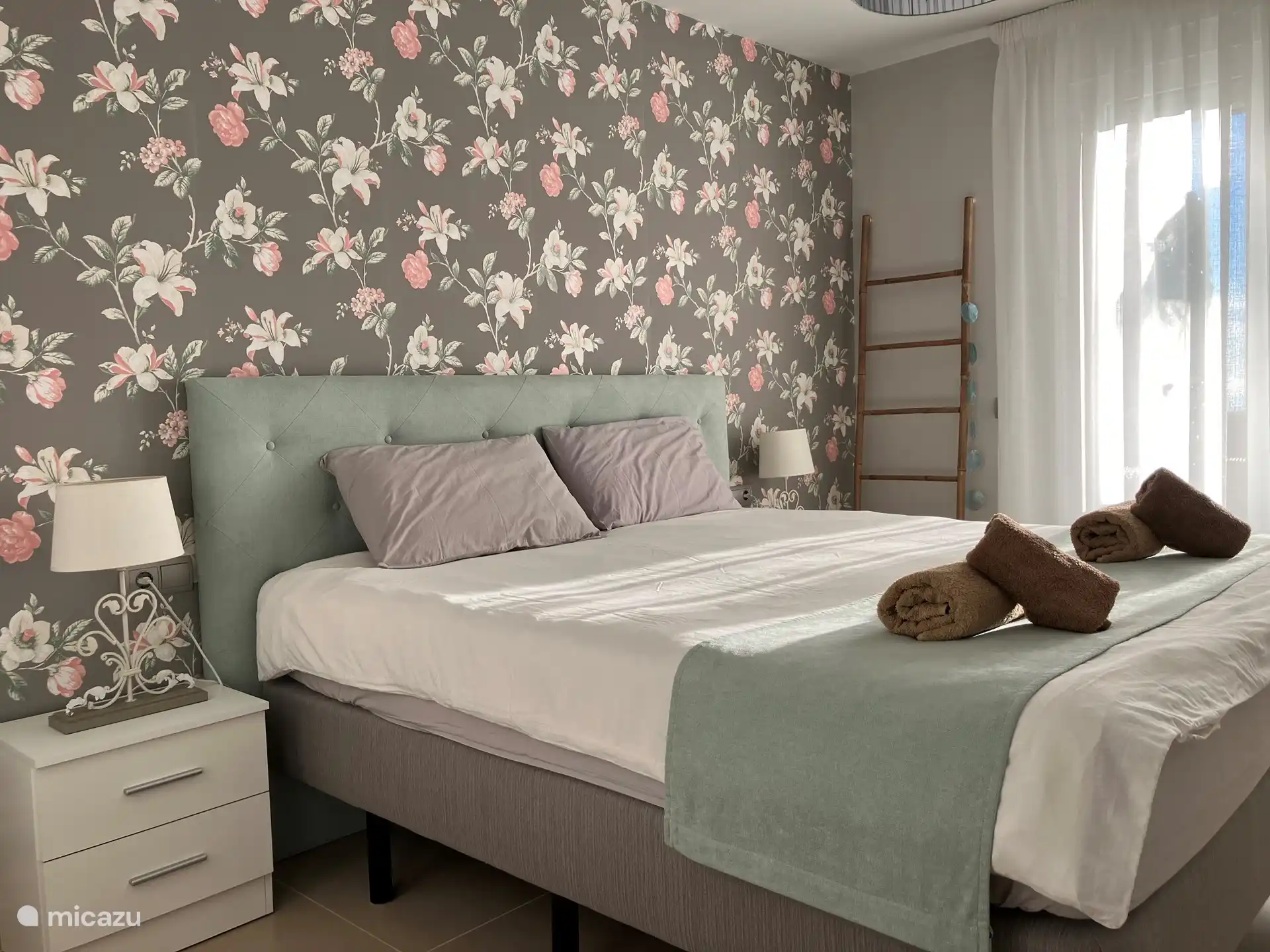 Chambre principale avec lit à sommier tapissier de luxe (Swiss Sense 2023, 180x200). 