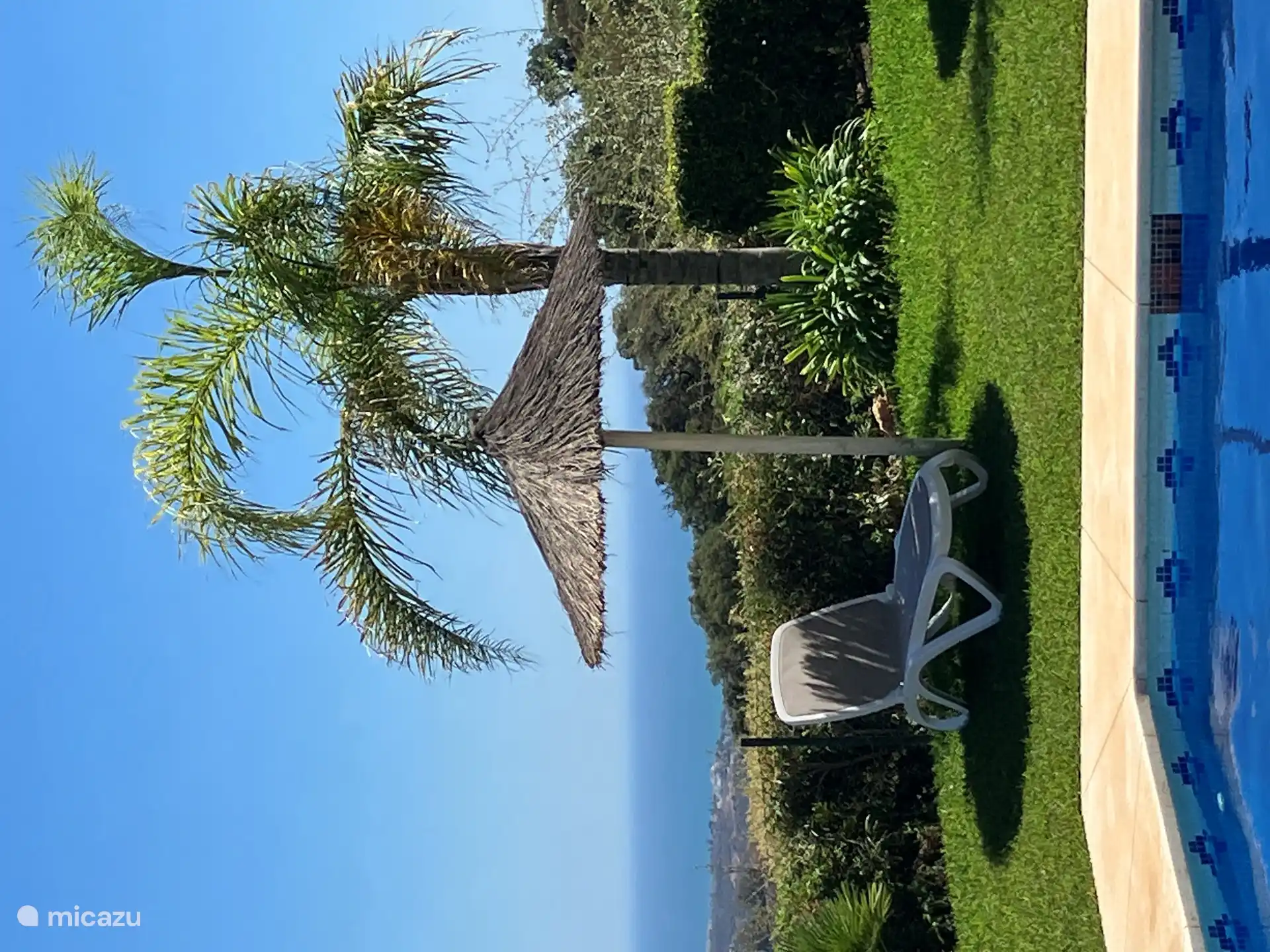 Impression du jardin autour de la piscine avec vue sur la mer Méditerranée. 
