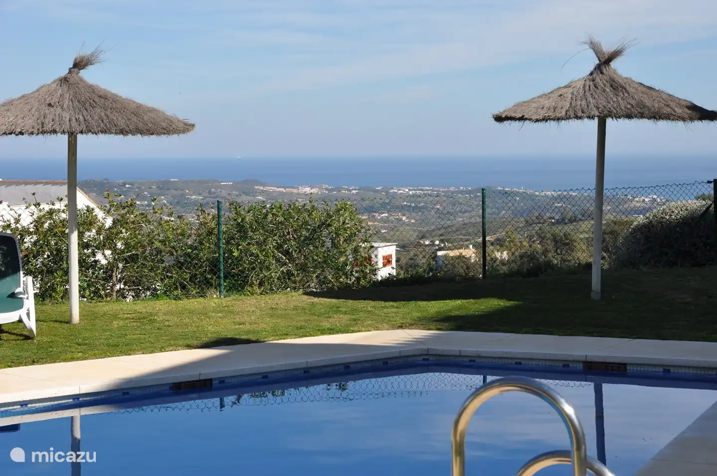 Piscine avec vue sur la mer Méditerranée.