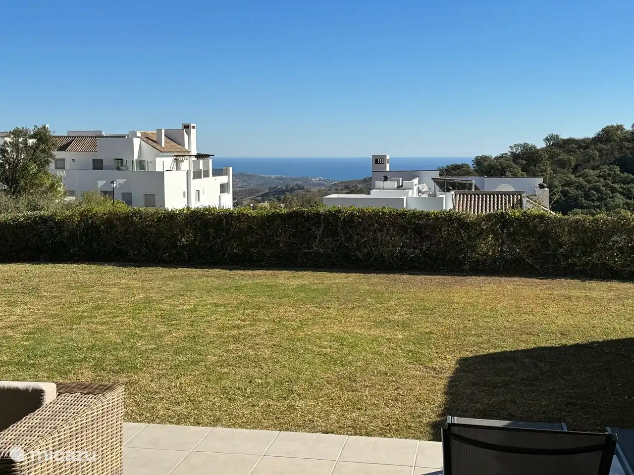 Vue depuis notre terrasse sur le jardin et la mer Méditerranée. Le Maroc est visible par temps clair.