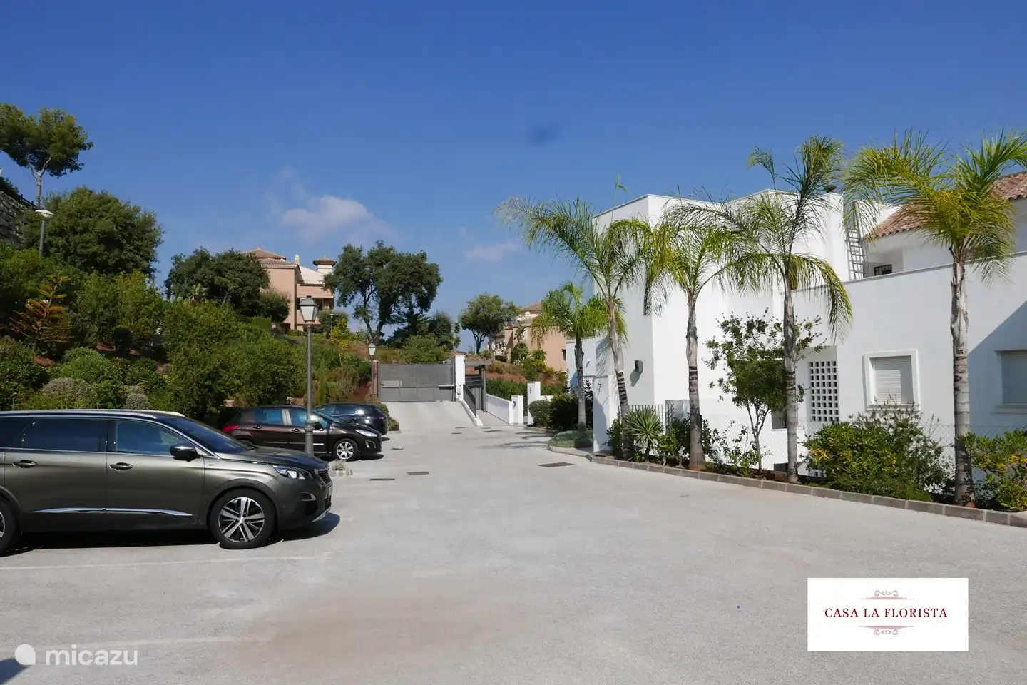 Place de parking privative dans le domaine fermé.