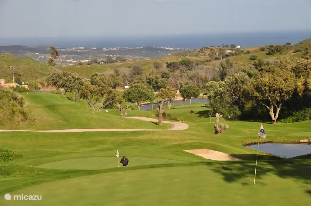 Parcours de golf El Soto 9 trous par 3. Nos clients peuvent en faire un usage illimité et gratuit.