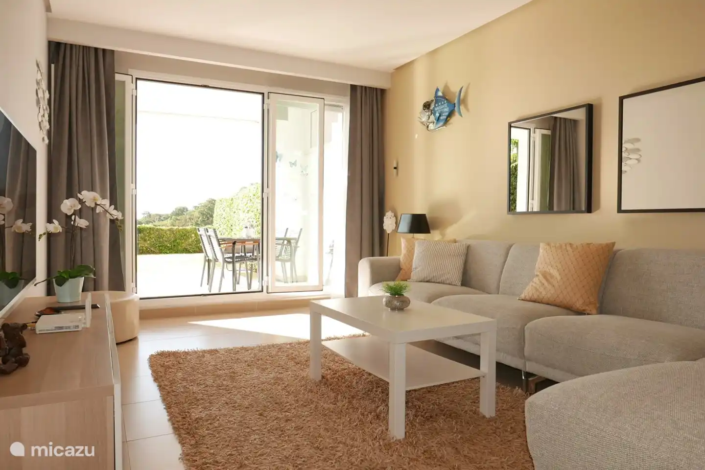 Séjour avec sortie sur la terrasse.