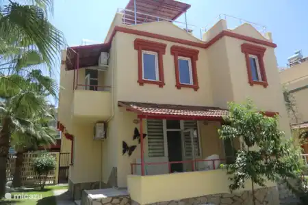 Vakantiehuis Turkije, Turkse Rivièra, Konakli villa Villa MarDon Het terras van de living en boven groot dakterras