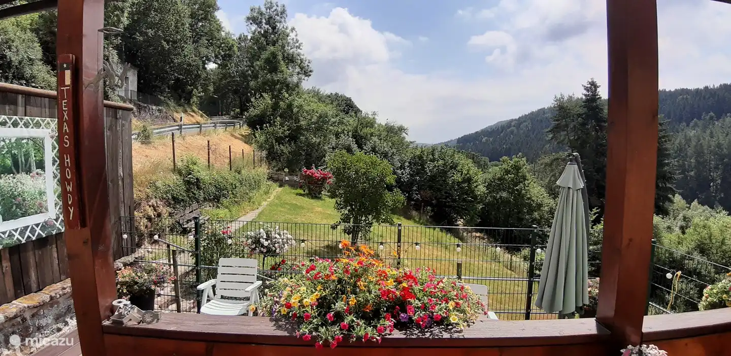 Die schöne Aussicht von der Veranda! Mit ein wenig Sonne kann man hier schon lecker frühstücken.