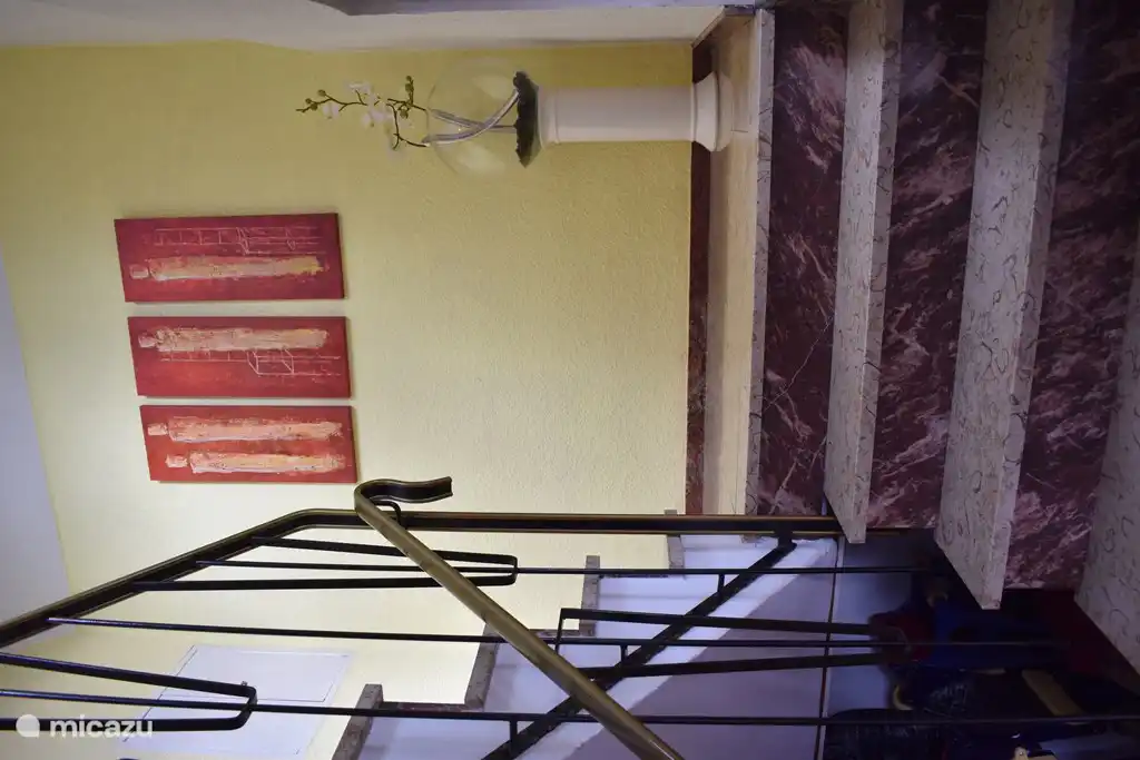 Marmortreppe mit Gusseisenhandlauf