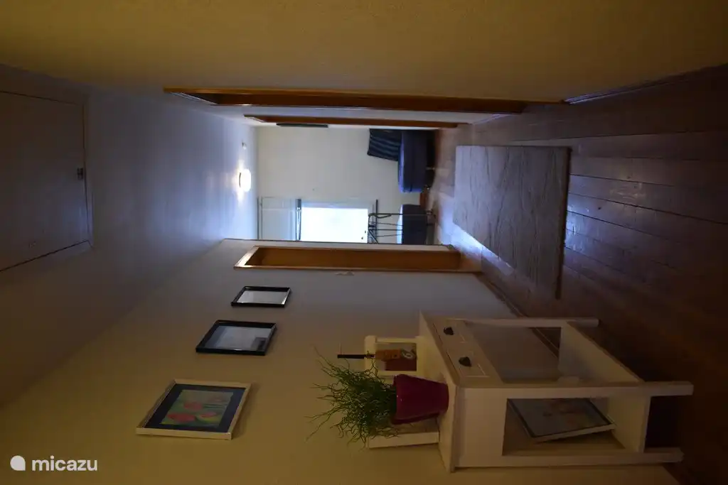 Sitzecke im Flur mit Blick auf den Wald und das Kloster Himmerod