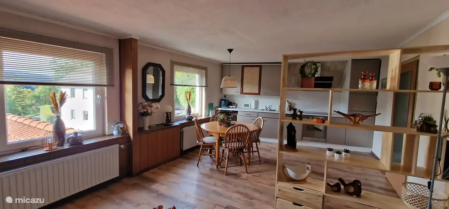 Lange, geräumige Küche mit allem Drum und Dran und dem Esstisch für 4 Personen.