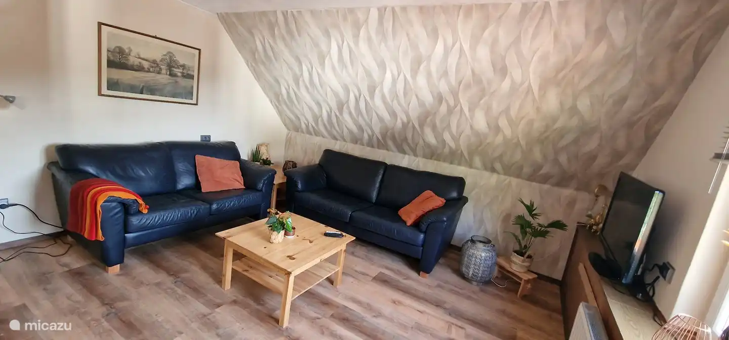 Großzügige Sitzecke mit TV