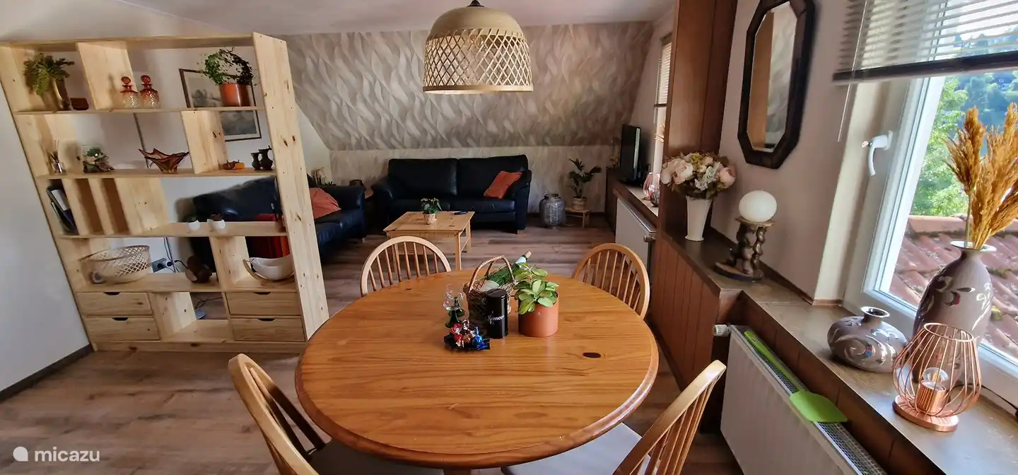 Esstisch für 4 Personen mit der geräumigen Sitzecke dahinter. 