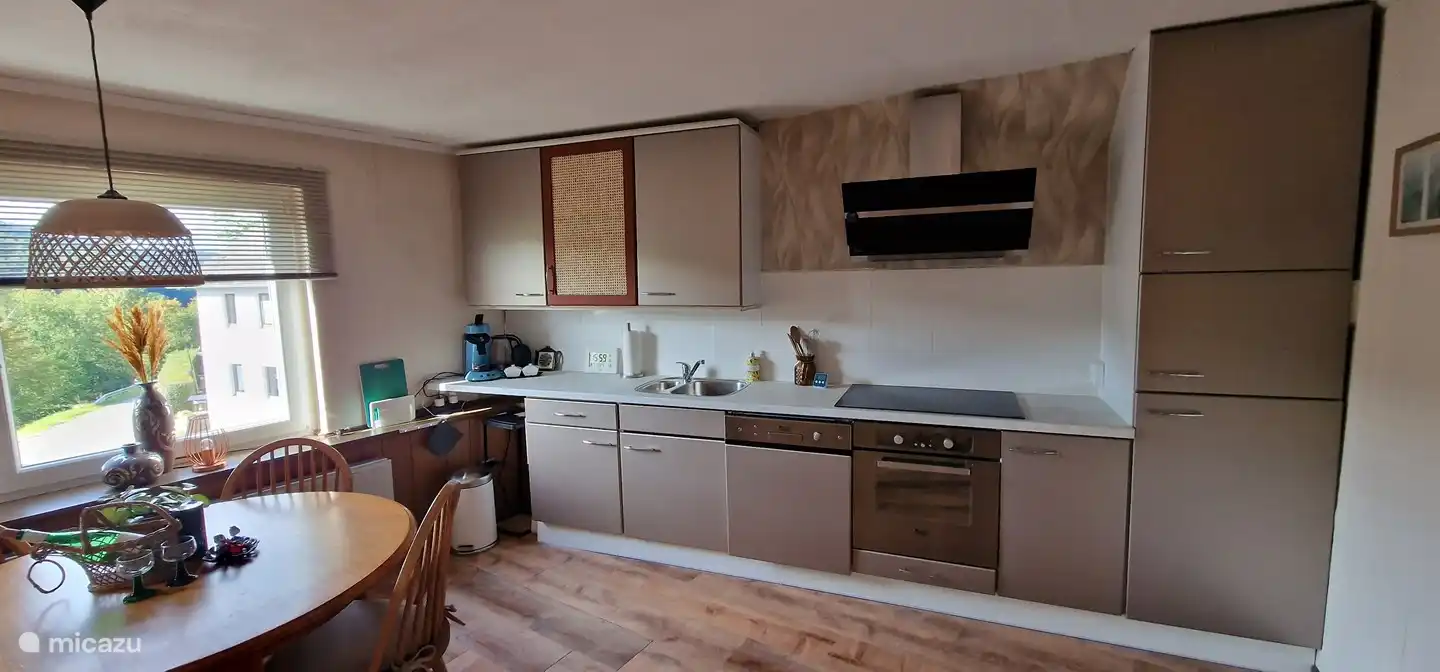 Geräumige Küche mit Geschirrspüler, Backofen, Elektroherd, Kühlschrank mit Gefrierfach, Mikrowelle, Heißluftfritteuse und mehr.