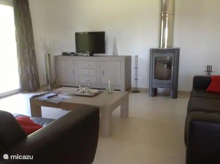 Gemütliche und geräumige Wohnzimmer ist mit Kamin, niederländischen TV mit allen Annehmlichkeiten wie zu Hause