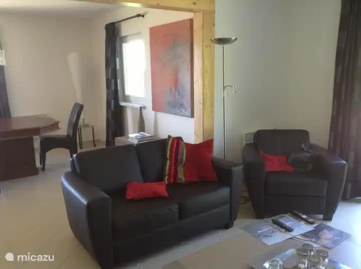 Wohnzimmer verfügt über einen großen Esstisch in der Küche