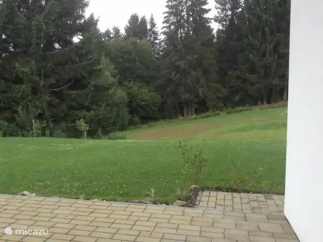 Vakantievilla Lipno huren in Tsjechië, Zuid-Bohemen, Lipno nad Vltavou - vakantiehuis Grote tuin rondom het huis (ca 2800 m2) direct aan de bosrand.