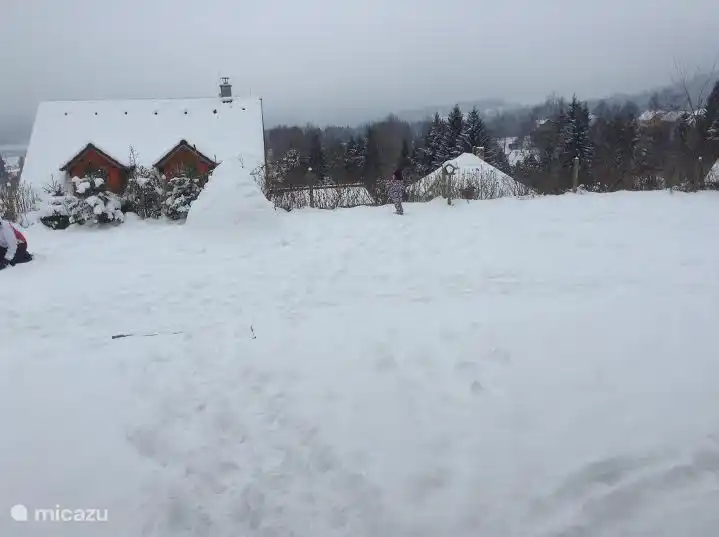 Blick vom Wohnzimmer auf einem verschneiten Tag