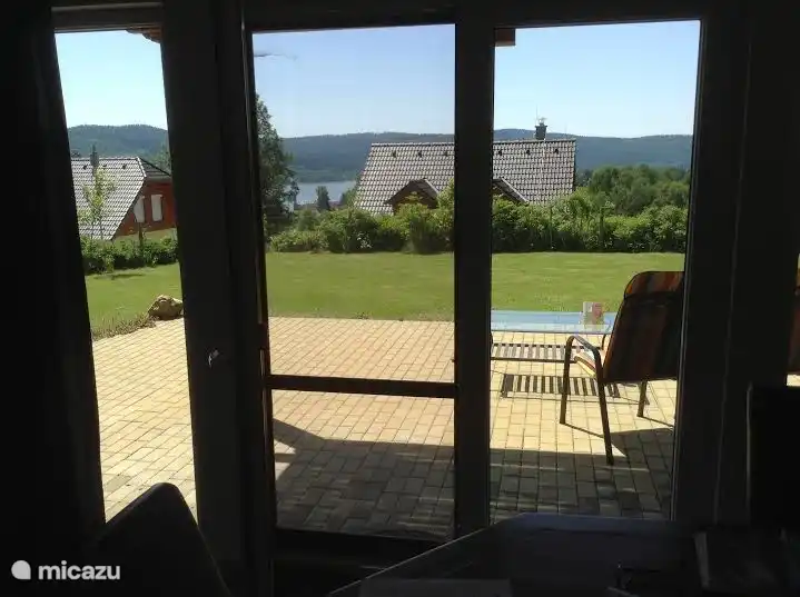 Einen atemberaubenden Blick aus Küche und Wohnzimmer auf Terrasse, Garten und vieles mehr.