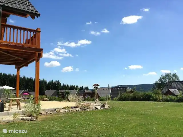 Vakantievilla Lipno huren in Tsjechië, Zuid-Bohemen, Lipno nad Vltavou - vakantiehuis uitzicht vanuit tuin op terras en balkon