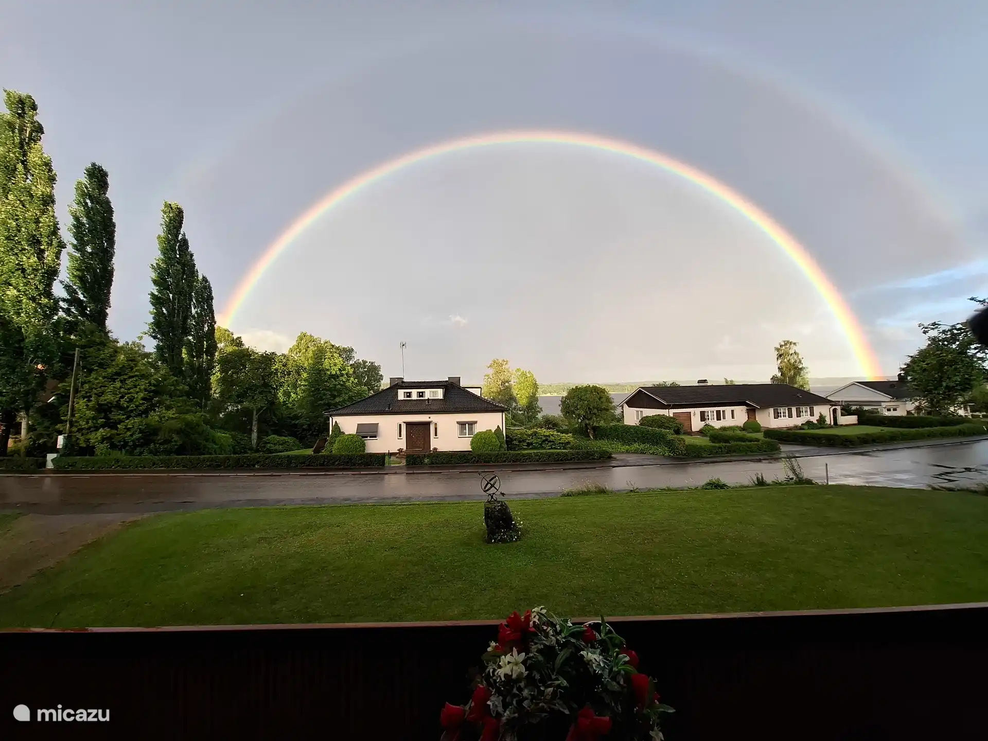 Uitzicht meer tijdens regenbui
