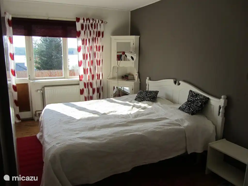 Chambre avec balcon.