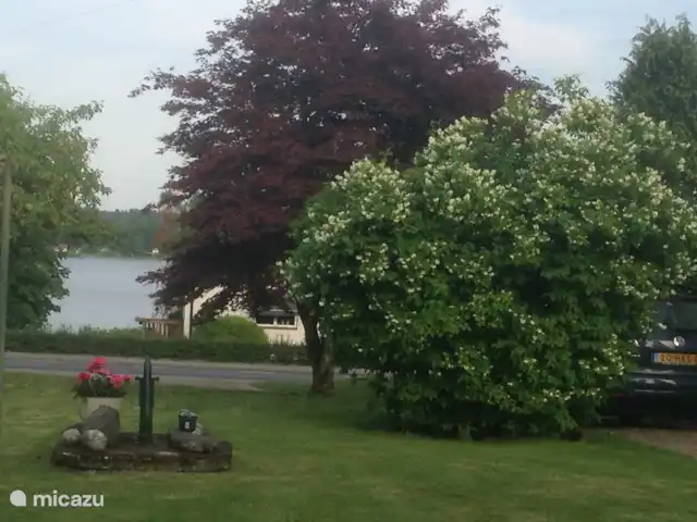 La casa Blanca en Suecia, Västergötland, Vegby - casa vacacional Vista hacia el lago.