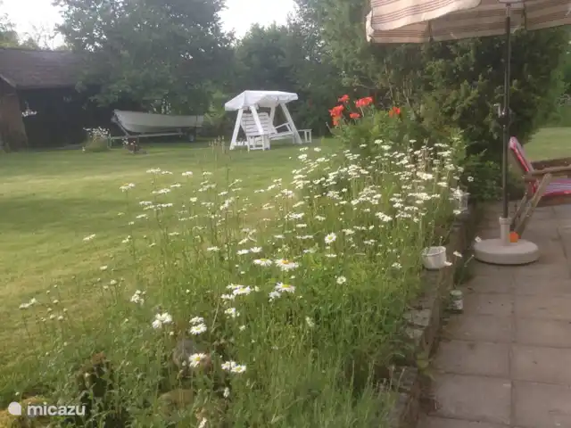 La casa Blanca en Suecia, Västergötland, Vegby - casa vacacional Asiento columpio y remolque con bote de 4 metros.
