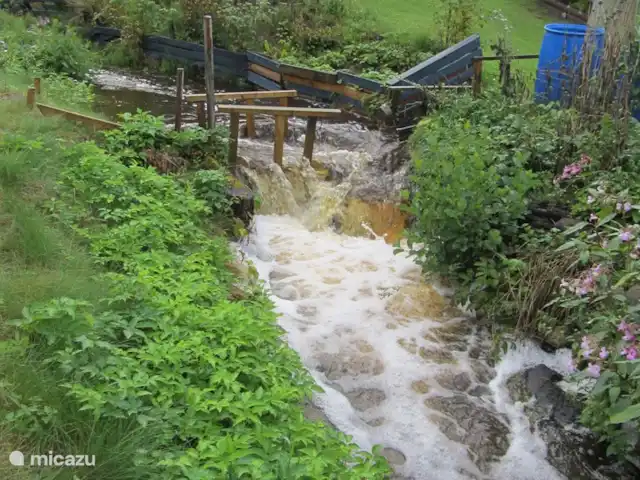 La casa Blanca en Suecia, Västergötland, Vegby - casa vacacional Brook al lado de la casa.